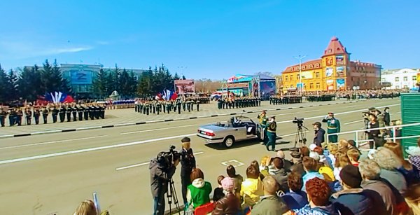 Командующий поднимается на трибуну под приветствие Ура