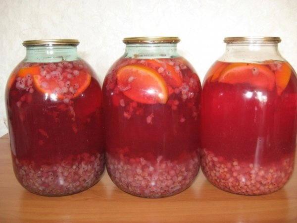 Компот из красной смородины и апельсина