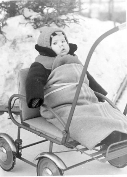 Универсальная коляска , малыш тепло укутан на свежем воздухе