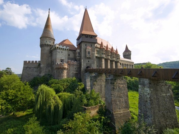zamok korvinov khunedoara transilvaniya