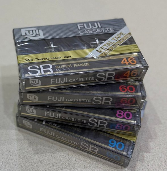 Кассеты восьмидесятых турэ 4 ,металл. Особо редкий товар.
