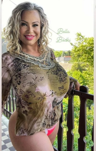 Белла без лифчика
