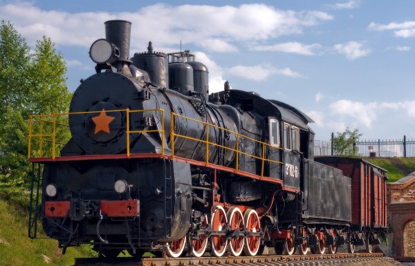 Паровоз*памятник Эм702-61