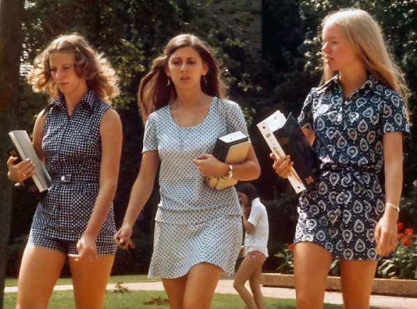 Фото из семидесятых, админ посчитал , что это СССР но это