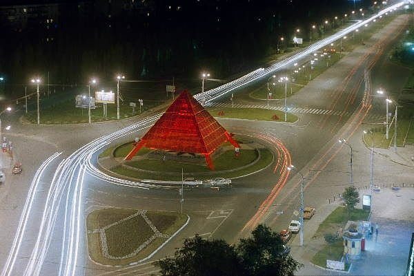 Пирамида у памятника Славы