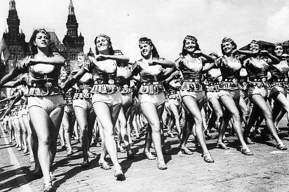 Азербайджанские девушки на Красной площади, колоны физкульту
