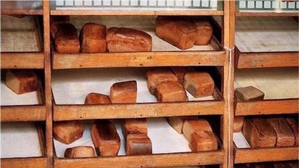 Хлебушек на деревянных стелажах