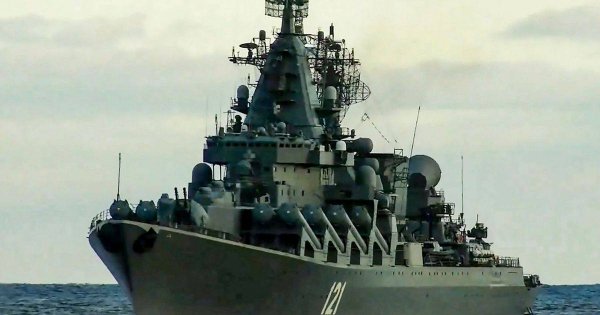 Крейсер Москва затонул при буксировке в условиях шторма