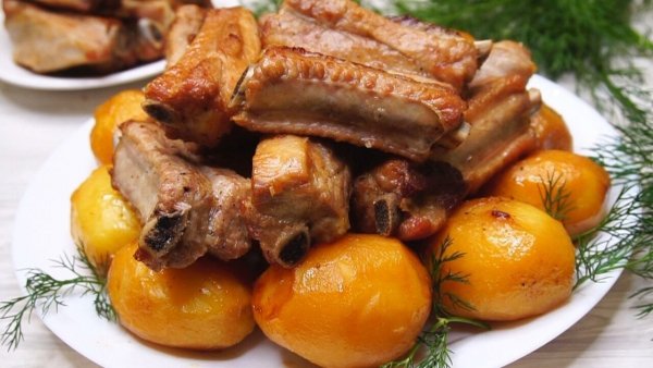 Золотистый картофель с ребрышками