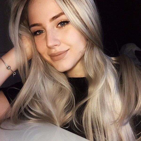 Улыбчивая блондинка