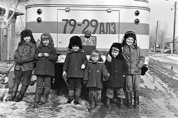 Советские детки гуляют весной сапожки одели .....