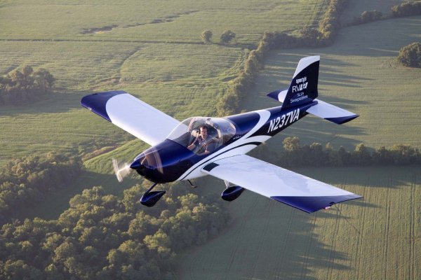 Legkii-odnomestnii-sportivnii-samolet