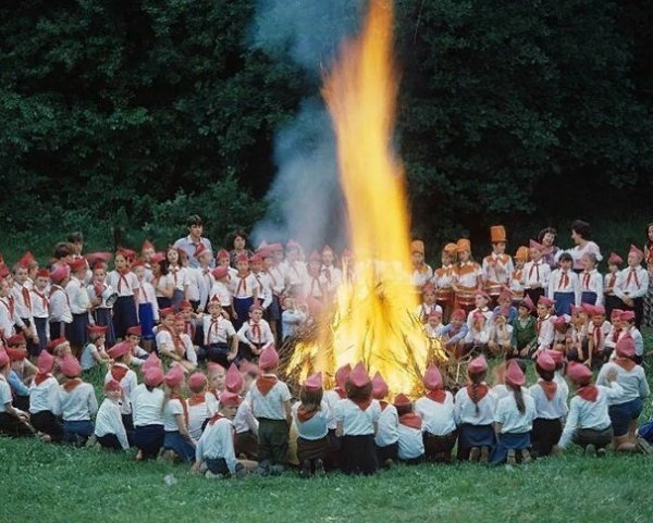Взвейтесь кострами синие ночи Мы пионеры дети рабочих....