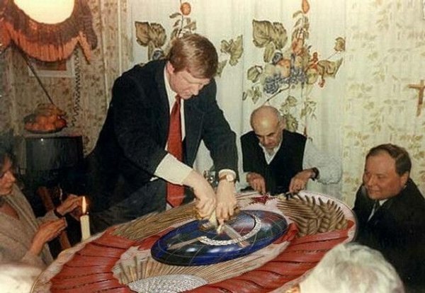 Анатолий Чубайс разрезает праздничный торт на 70-летие Булат