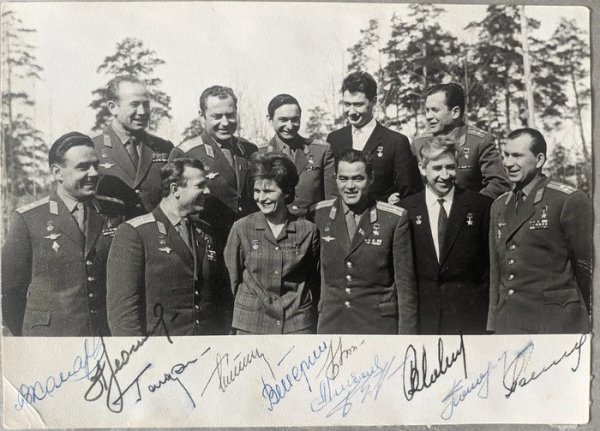 Космонавты