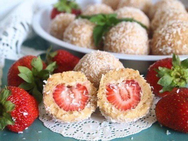 ДЕСЕРТНЫЕ ШАРИКИ С КЛУБНИКОЙ