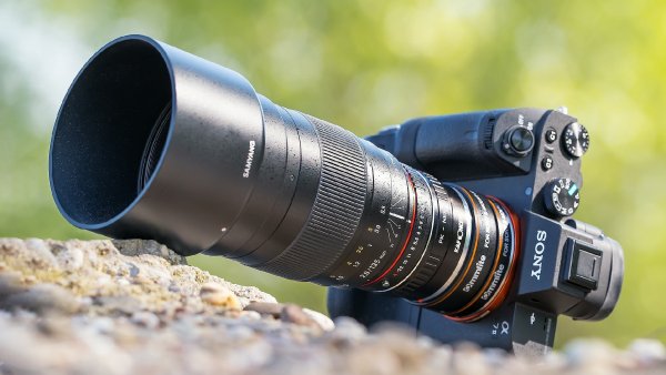 fotoapparat-obektiv-samyang-135mm