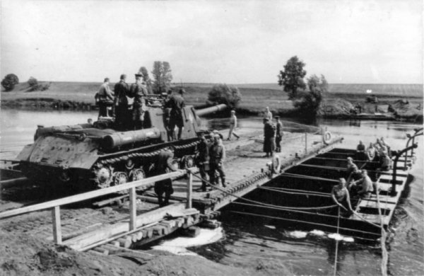 Советская САУ ИСУ-152 на паромной переправе