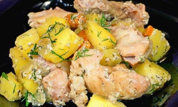Курица с картофелем в сковороде