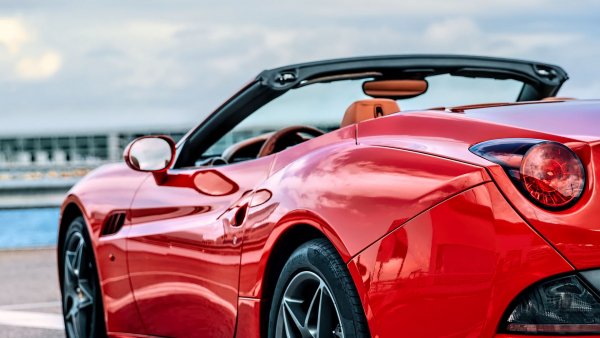 Avtomobil sportkar krasnyj 1328010