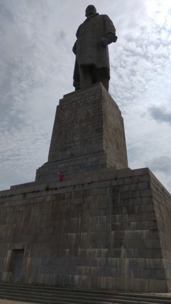 В.И.Ленин,57 метра , наши дни. Волгоград,там человек в красн