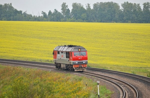 Пассажирский тепловоз ТЭП70БС*149 следует резервом