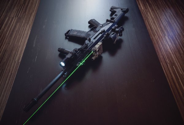 oruzhie-avtomat-priklad-fon