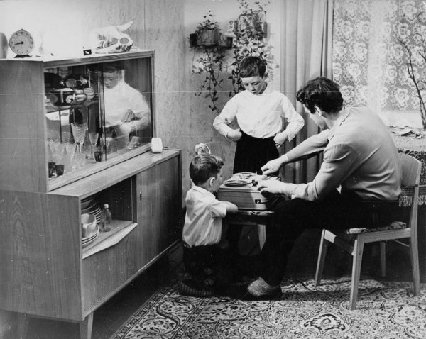 У вас был такой магнитофон? И такой буфет?