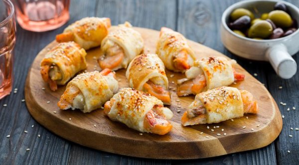 АССОРТИ КРЕВЕТОК И РЫБЫ, ЗАПЕЧЕННЫХ В СЛОЕНОМ ТЕСТЕ