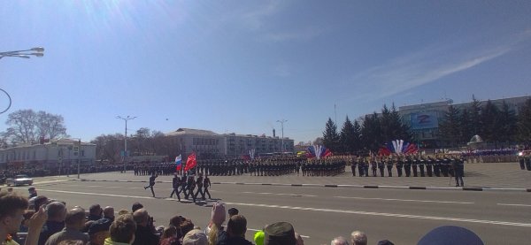 Красное знамя и Флаг РФ