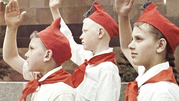 Пионеры на торжественной линейке около памятника Ленину