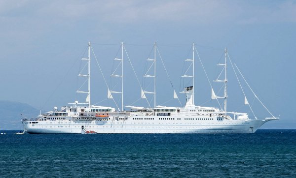 Круизный парусник "Wind Surf"