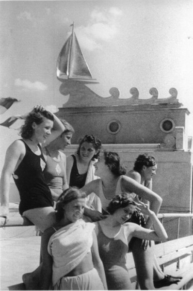 Девушки - пловчихи