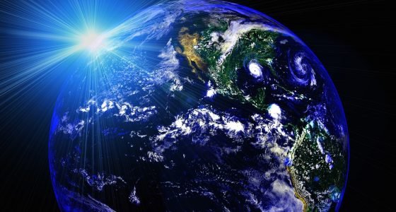 Над родной планетой солнышко встаёт..