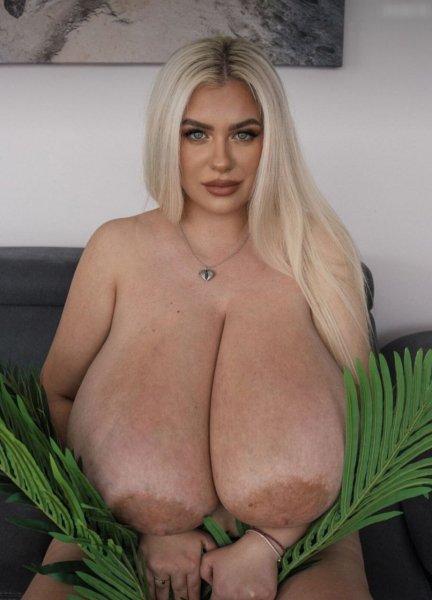 Нина Фоеникс с голыми сисяндрами