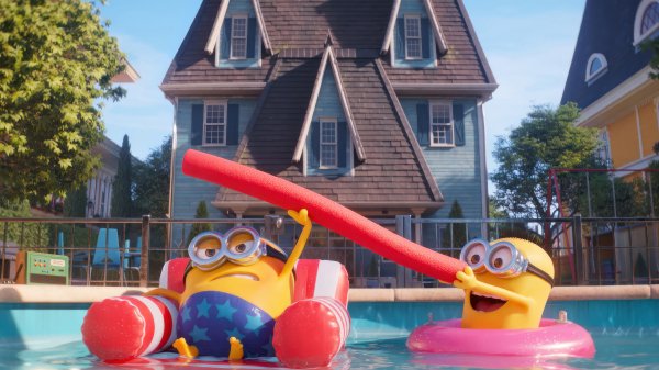 Despicable-me-4-minions-pool-4k-wallpaper 402@0@k