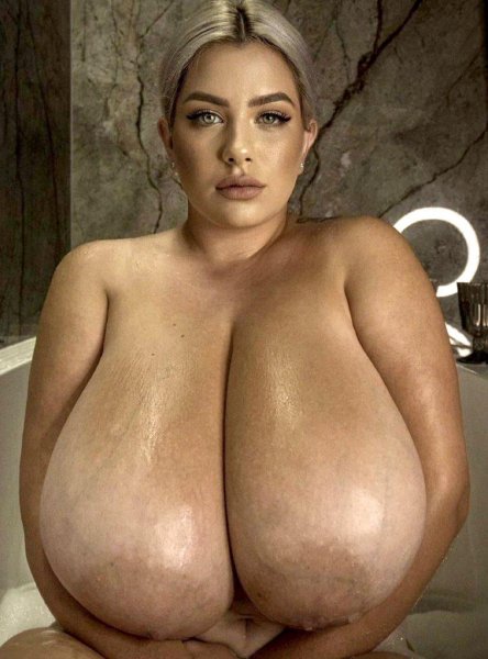 Нина Фоеникс с голыми сисяндрами