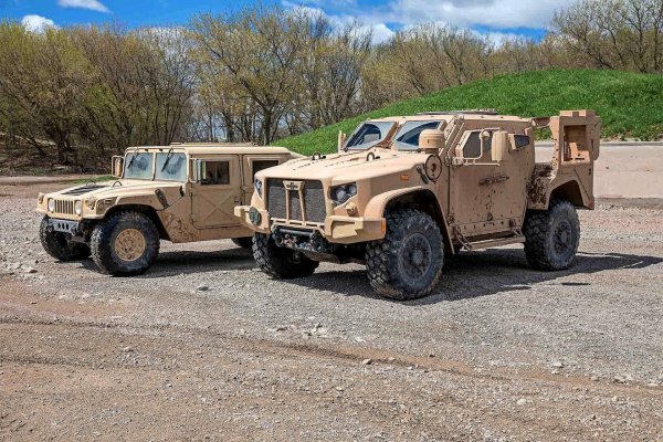 Армейские автомобили: JLTV и HMMWV