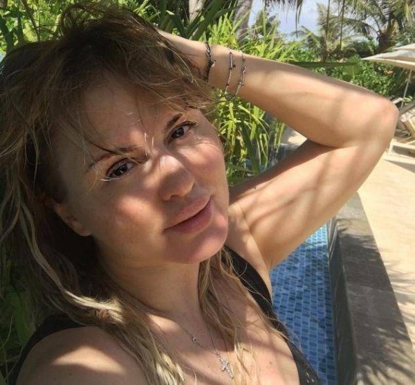 Анна Семенович без макияжа