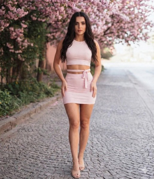 Change-the-womans-pose-to-a-relaxed-walking-pose-o