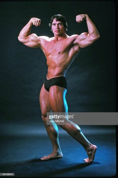 Professional-bodybuilder-arnold-schwarzenegger-posing-at-the