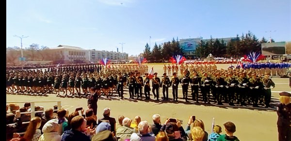 Маршируют перед зрителями