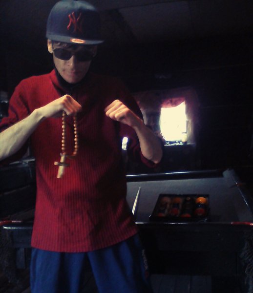 рэпер играет в бильярд