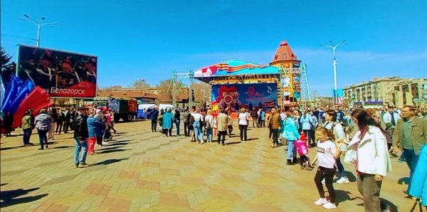 Площадь с большим экраном и сценой