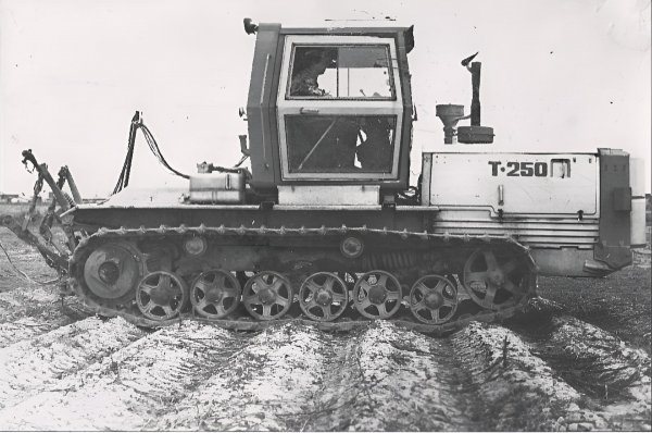 Трактор Т-250