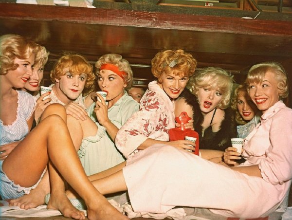 Some-Like-It-Hot-827057-pic4 zoom-1000x1