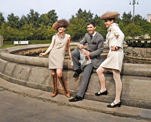 Вячеслав Зайцев со своими моделями, 1967 год