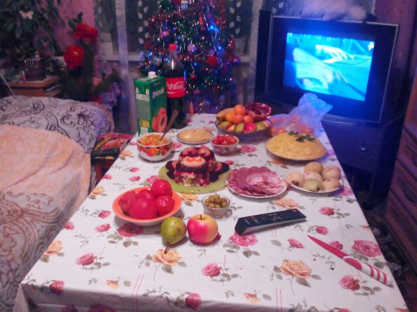 Стол наполняется