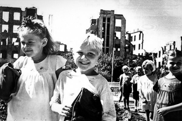 Знаменитое фото, Сталинград 1 сентября 1945 года