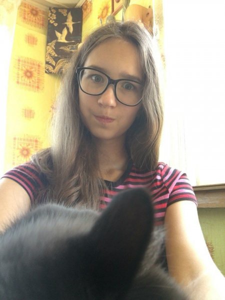 Lr1JGknKoiA